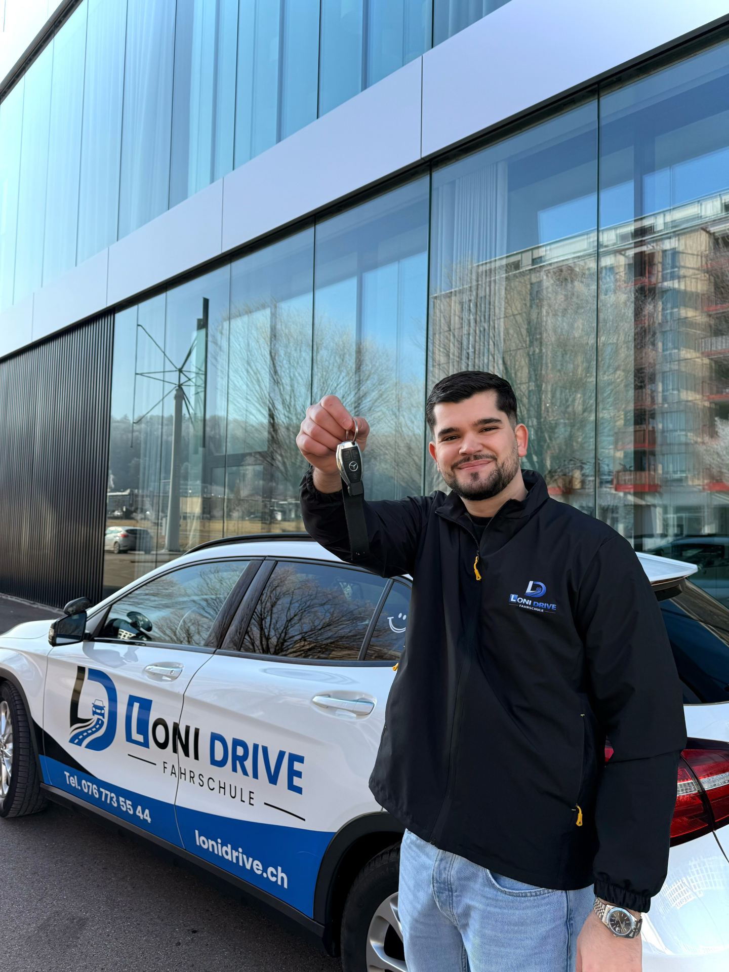 Fahrlehrer Drilon Sadiku mit Schlüssel vor dem originalen Loni-Drive-Fahrschulfahrzeug in Winterthur